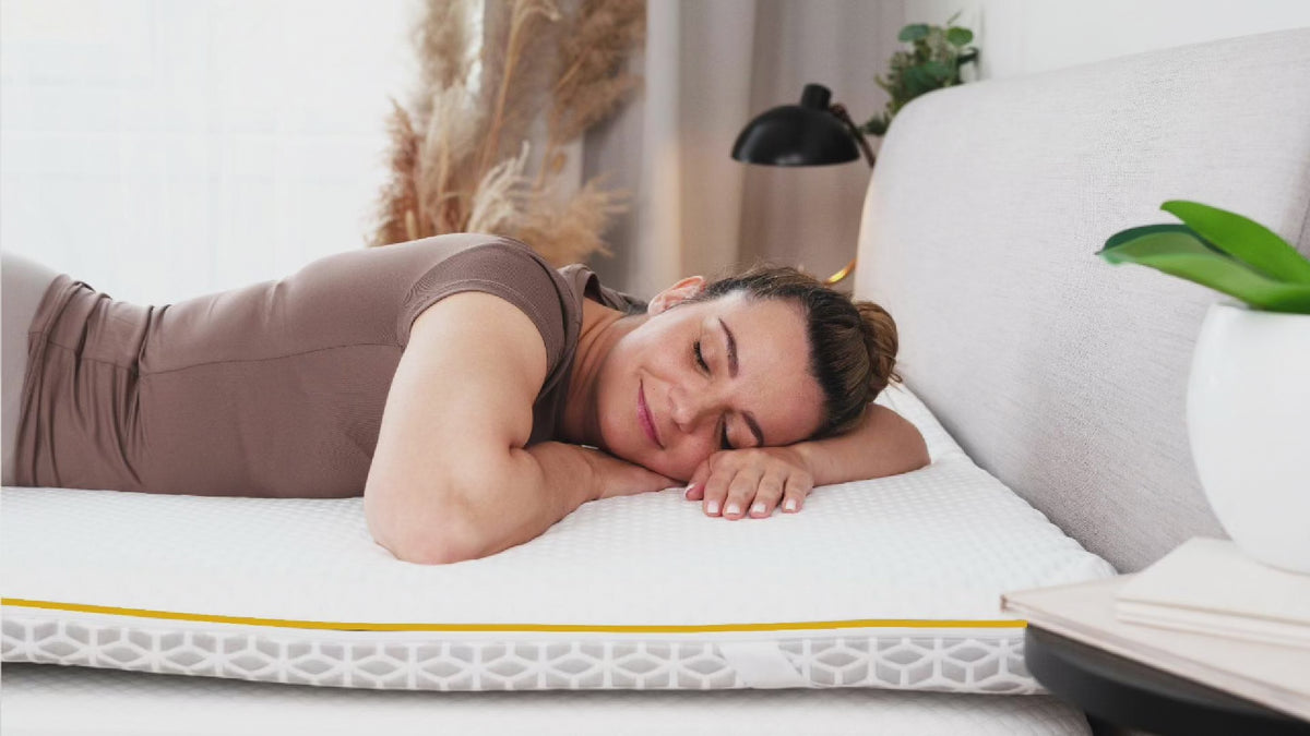 Load video: Brightr Aurora Best Memory Foam Mattress topper